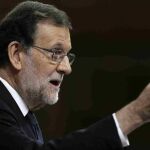 El presidente del Gobierno en funciones, Mariano Rajoy, responde a la intervención del portavoz del PSOE, Antonio Hernando
