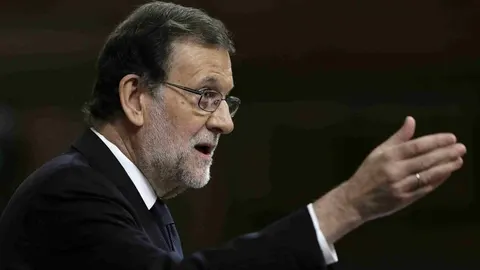 El presidente del Gobierno en funciones, Mariano Rajoy, responde a la intervención del portavoz del PSOE, Antonio Hernando