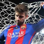 Gerard Pique corta la red tras ganar la Copa del Rey.