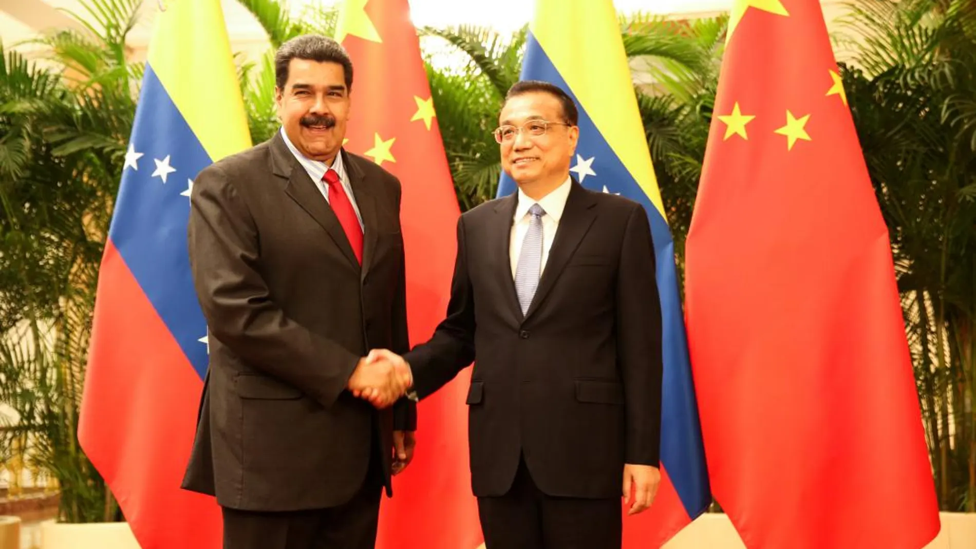 Nicolas Maduro y el premir chino Li Keqiang se saludan durante su encuentro hoy en Pekín.