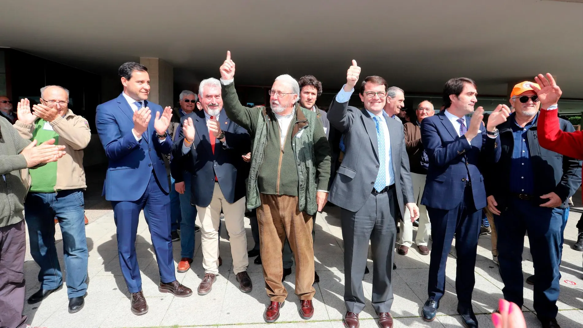 Suárez-Quiñones, Fernández Mañueco, Raúl de la Hoz o José Ignacio Delgado se concentran en las Cortes junto al presidente de la federación regional de caza, Santiago Iturmendi