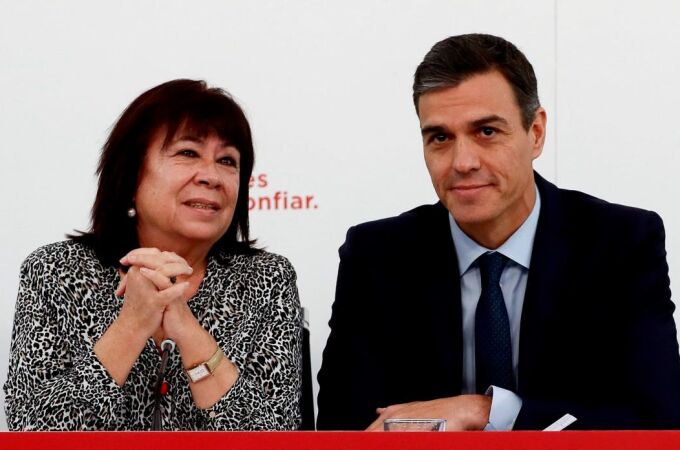 Pedro Sánchez, junto a la presidenta del PSOE Cristina Narbona (i) durante la reunión de la Ejecutiva del PSOE.- EFE/Mariscal