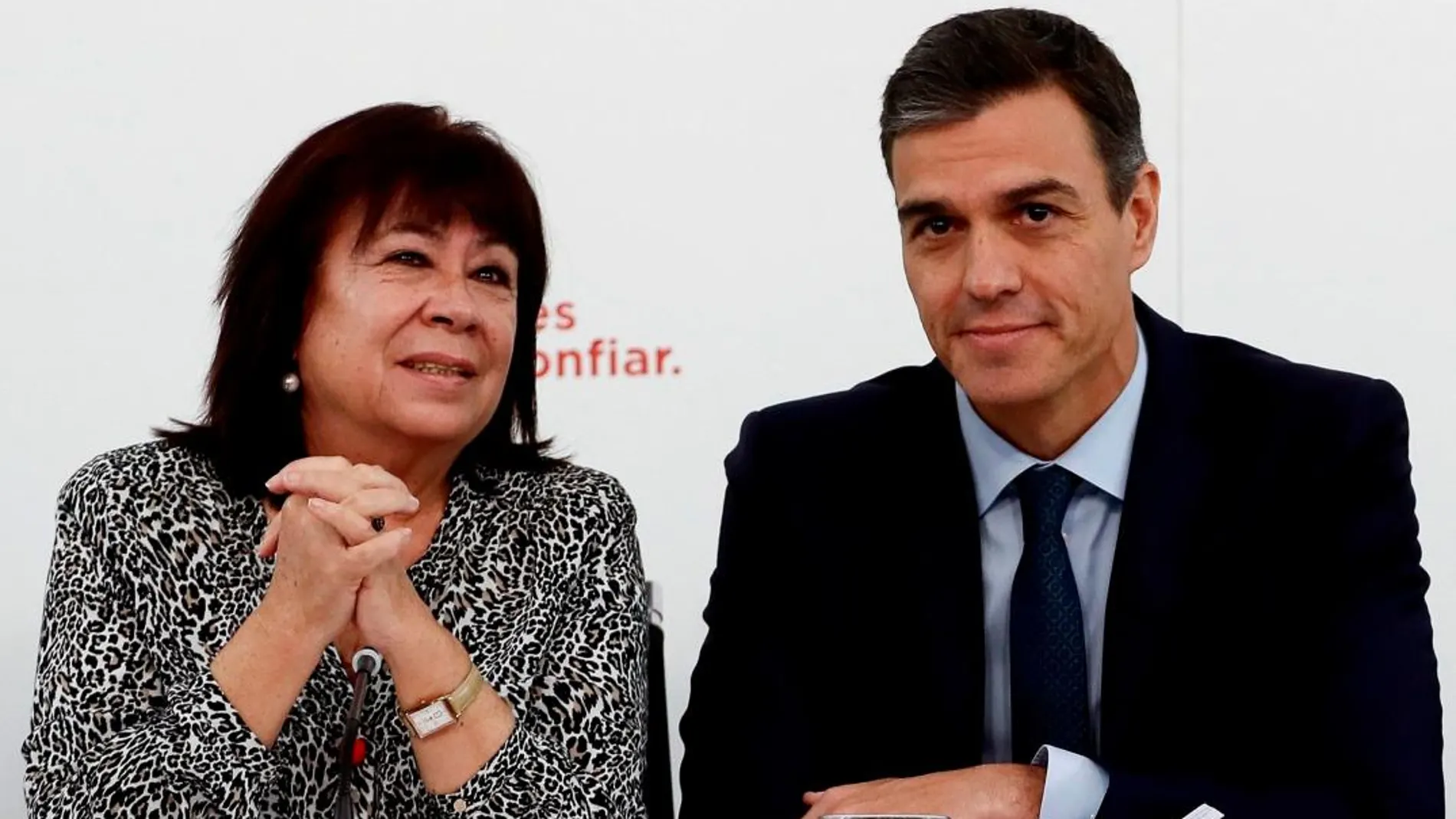 Pedro Sánchez, junto a la presidenta del PSOE Cristina Narbona (i) durante la reunión de la Ejecutiva del PSOE.- EFE/Mariscal