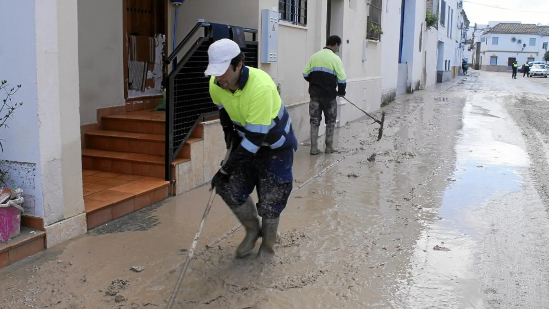 Las tareas de limpieza en las calles de la localidad precisaron la intervención de la UME