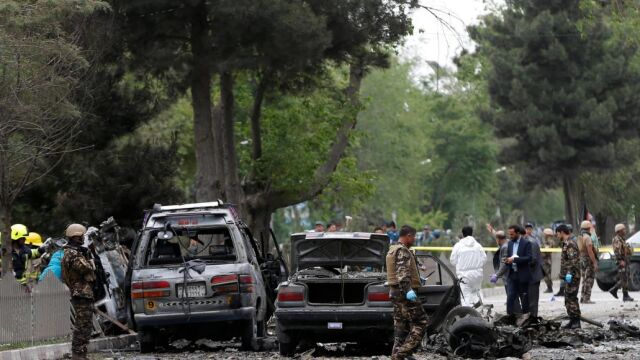 Las fuerzas de seguridad afganas inspeccionan el lugar del ataque.