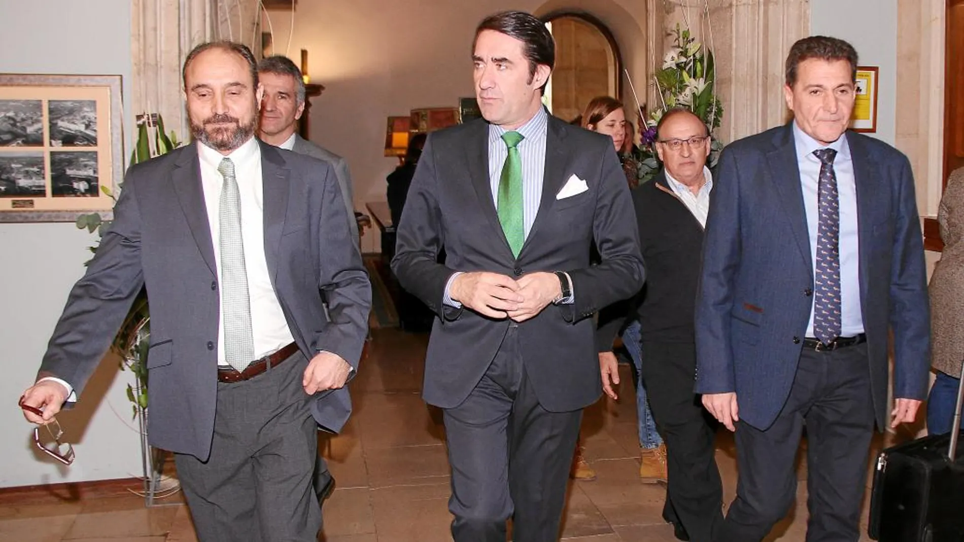 El consejero Suárez-Quiñones llega a la jornada junto a Fidentino Reyero y Juan Carlos Alonso, ayer en León