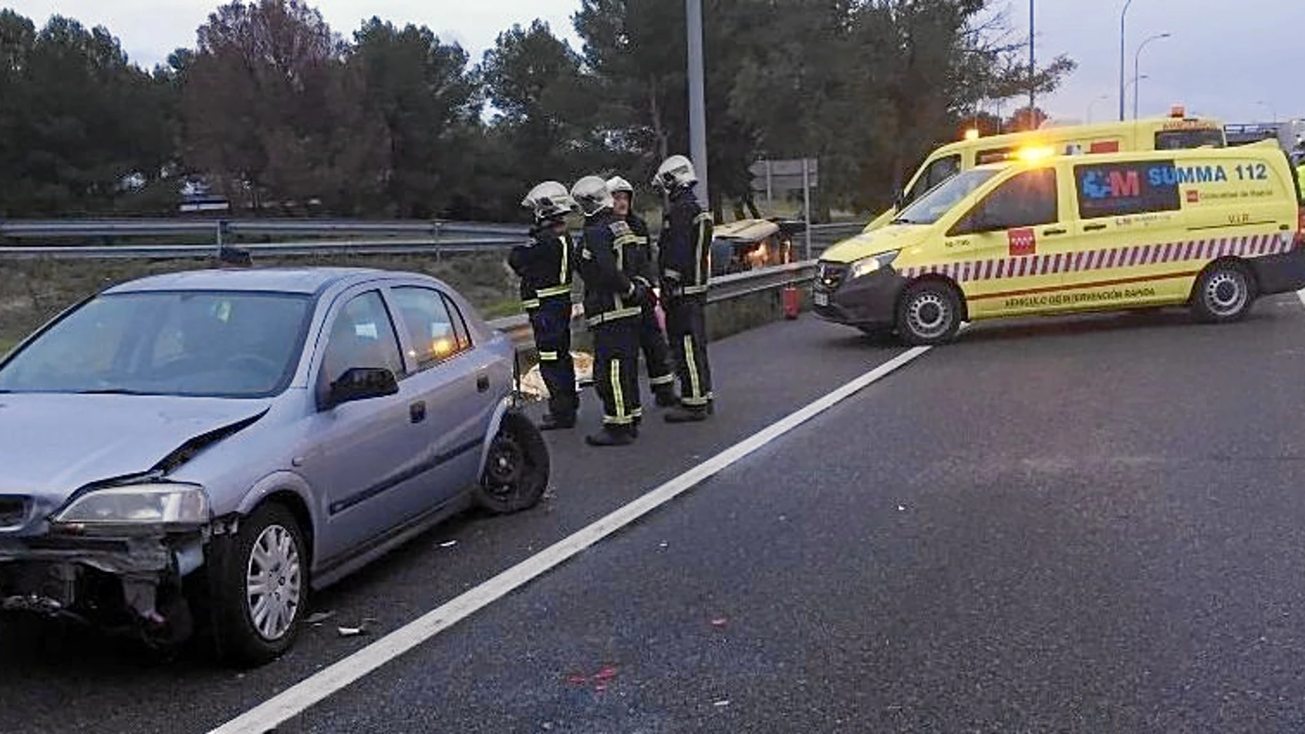 El accidente se produjo en el kilómetro 52 de la A-4. Los servicios de Emergencias atendieron a otras dos personas que resultaron heridas graves