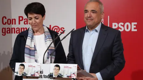 El diputado socialista Rafael Simancas y la exconsejera andaluza Evangelina Naranjo durante la rueda de prensa que han ofrecido hoy en Madrd para presentar la campaña de Patxi López a las primarias del PSOE