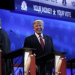 Donald Trump sonríe mientras se va Jeb Bush al final del debate