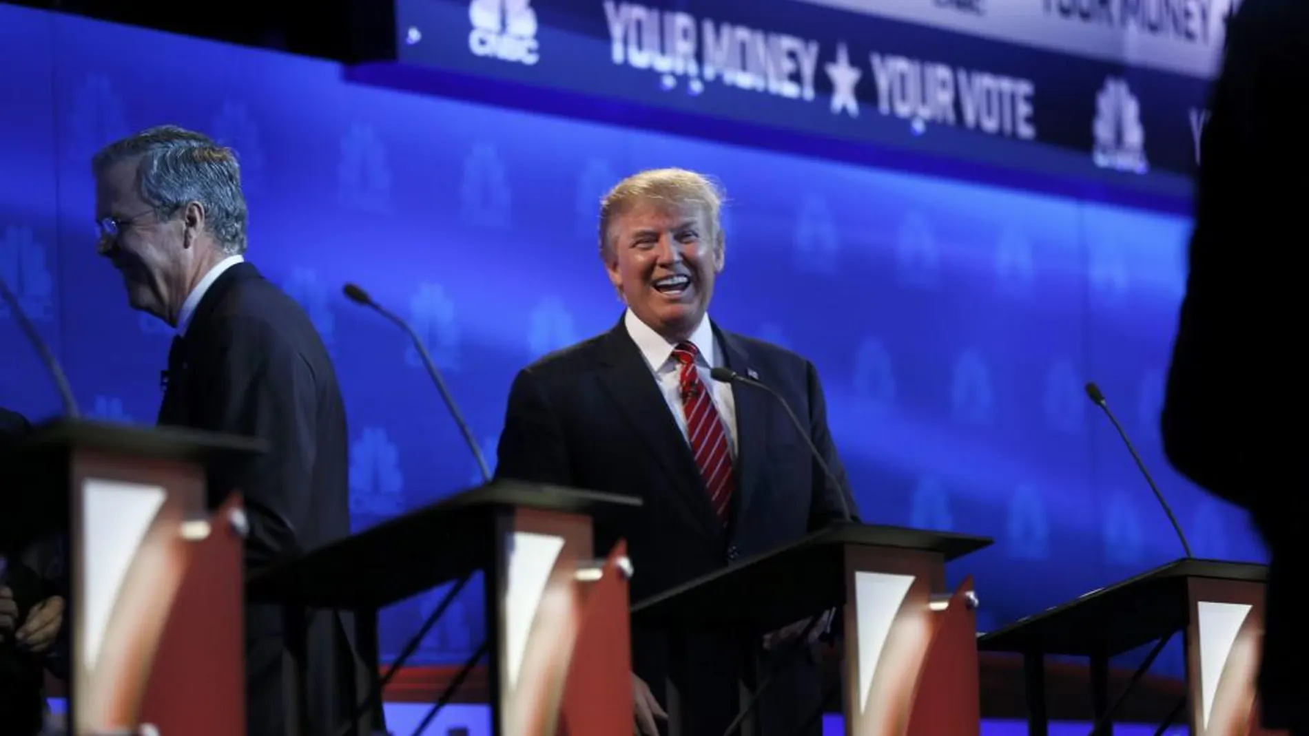 Donald Trump sonríe mientras se va Jeb Bush al final del debate