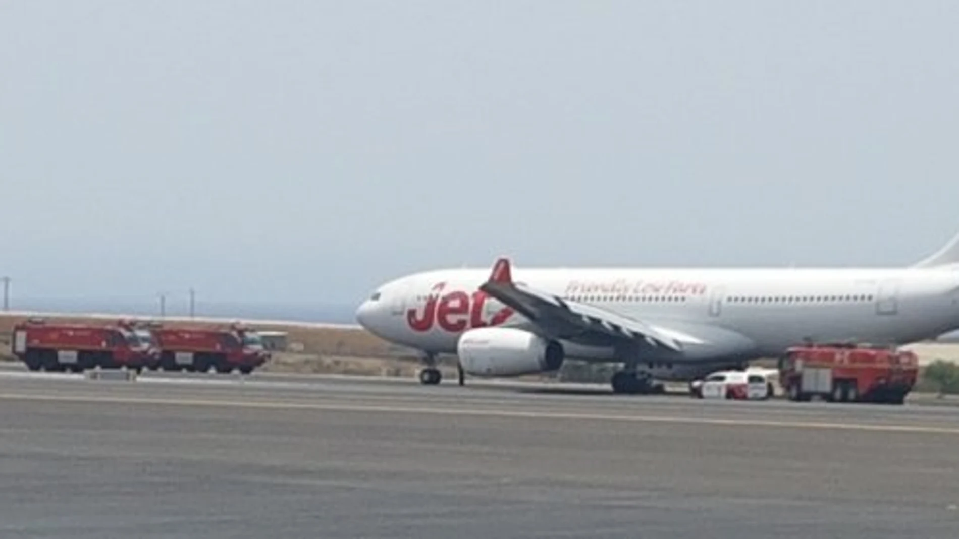 Un avión procedente de Manchester revienta dos ruedas al aterrizar en Tenerife Sur