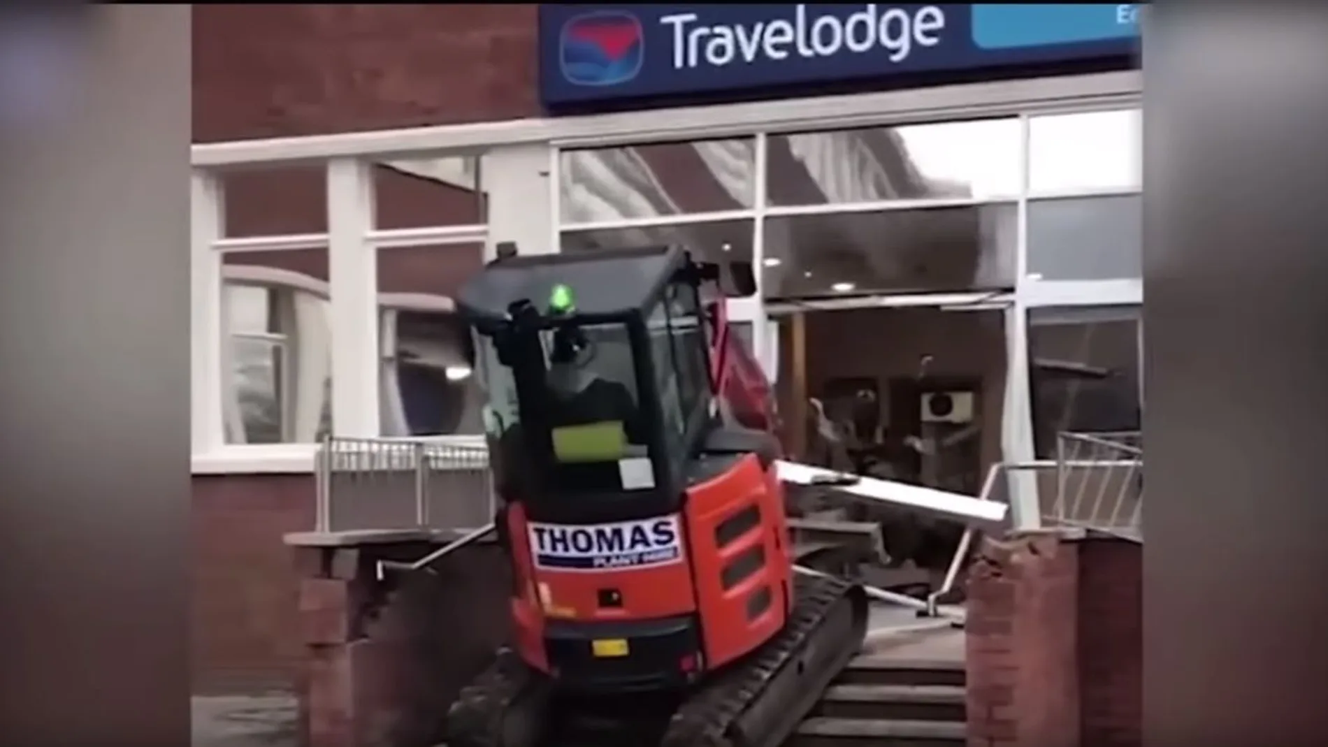 Captura del momento en que la excavadora arrasó la entrada de un hotel en Liverpool / YouTube