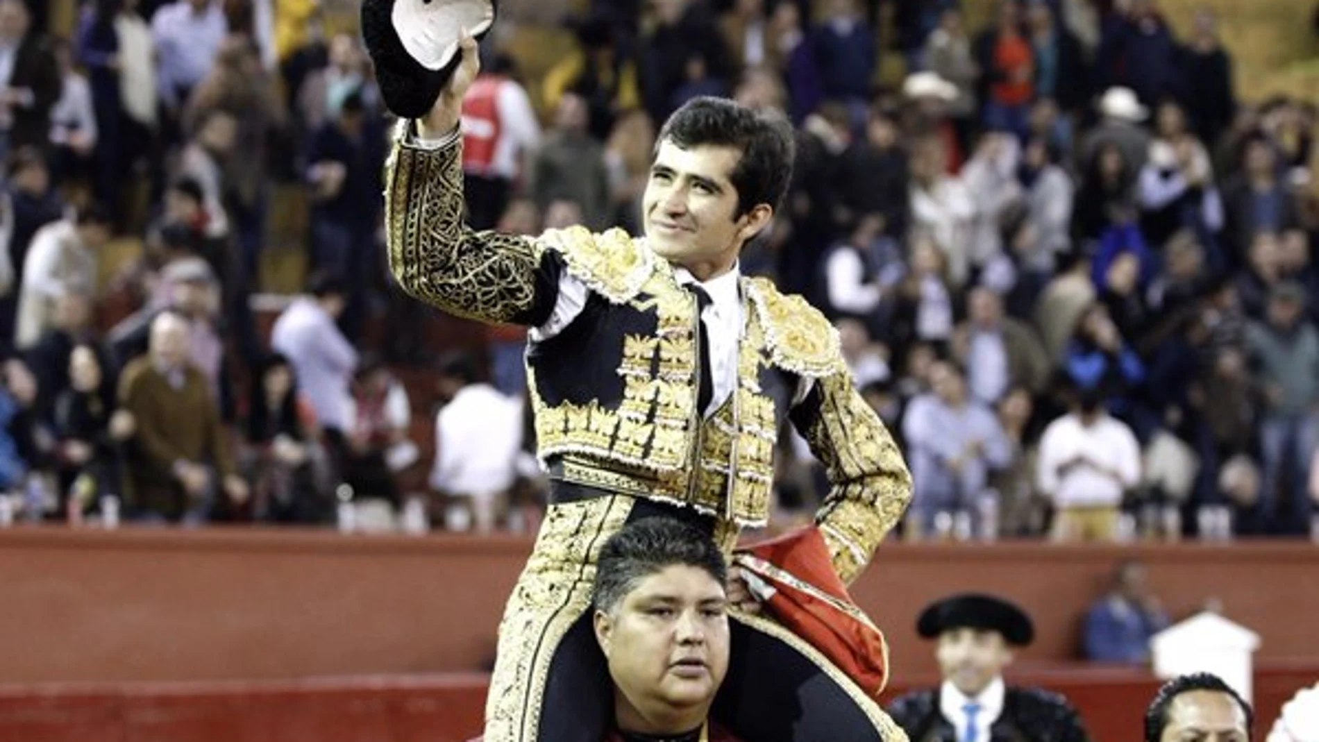 El diestro Joselito Adame, a hombros, tras cortar dos orejas en San Luis Potosí