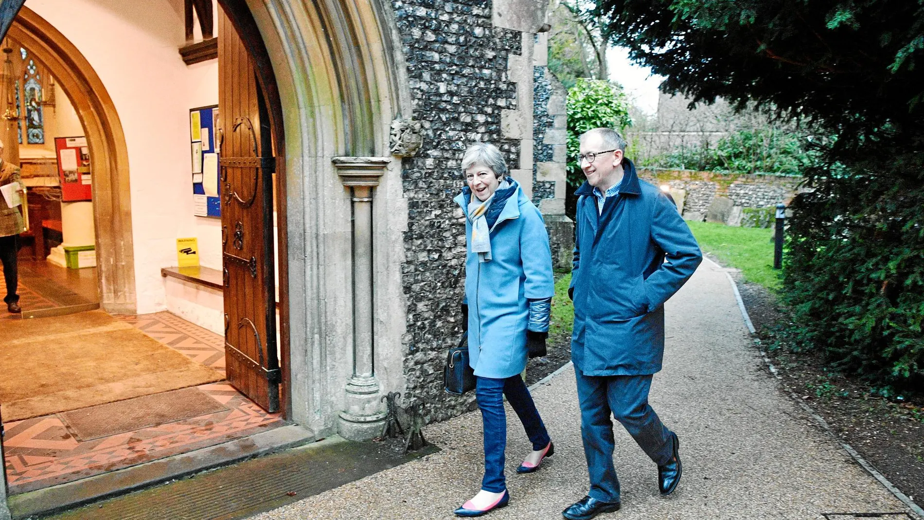 La «premier» Theresa May y su marido Philip acuden ayer a misa a su parroquia de Maidenhead