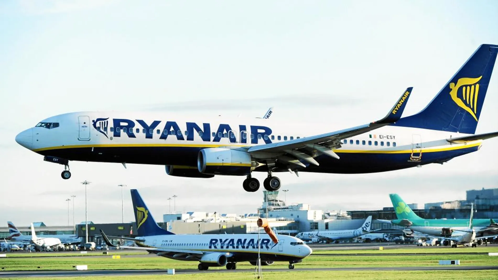 La aerolínea irlandesa ya ha sufrido este año dos huelgas de sus tripulantes de cabina, que amenazan con una tercera. En la imagen, el aeropuerto de Dublín