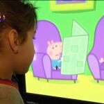 Nadia mira un capítulo de la serie infantil "Peppa Pig"