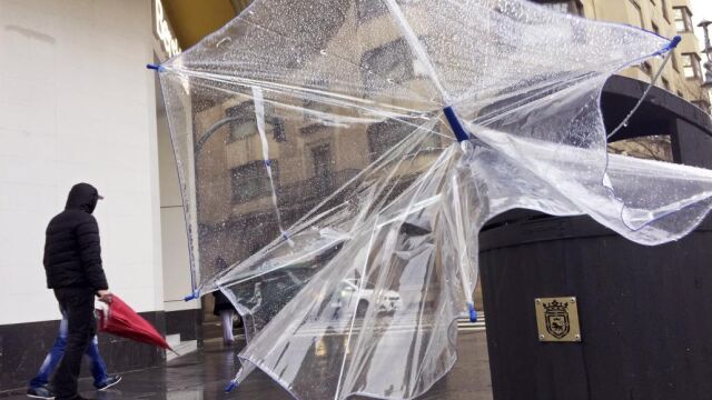 Imagen de un paraguas roto en una papelera de una calle de Pamplona