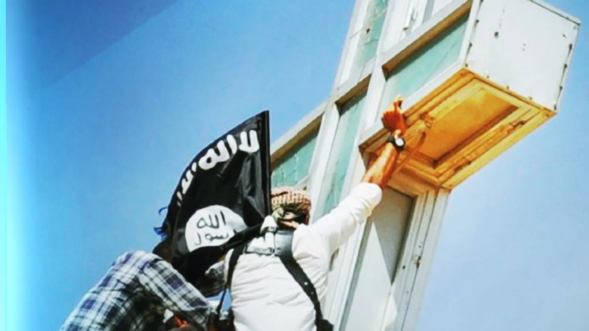 Montaje de la revista «Dabiq», órgano de propaganda del EI, en la que varios yihadistas derriban una cruz