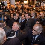 El presidente francés trata de abrirse paso en medio de las protestas