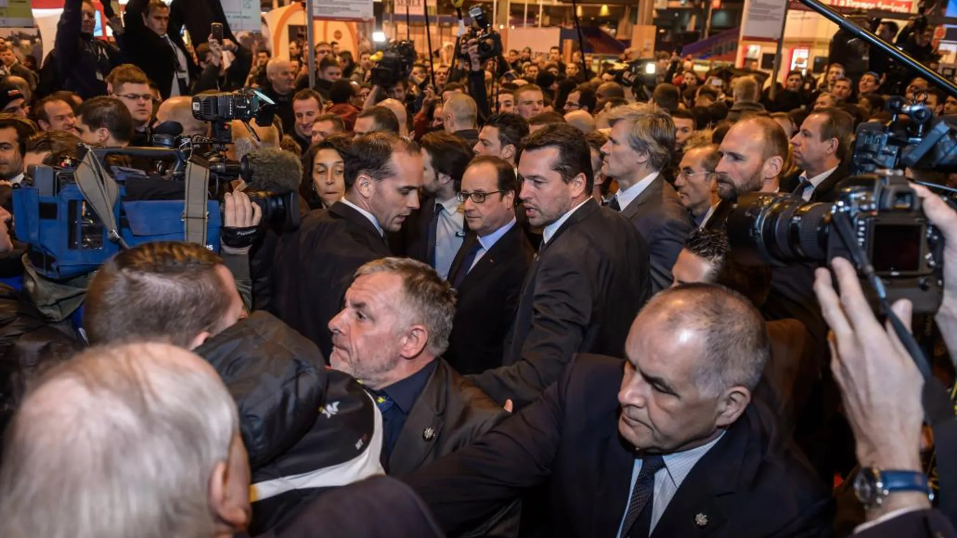 El presidente francés trata de abrirse paso en medio de las protestas