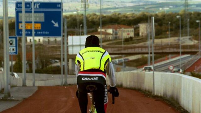 Un ciclista en un carril bici, en una imagen de archivo