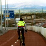 Un ciclista en un carril bici, en una imagen de archivo