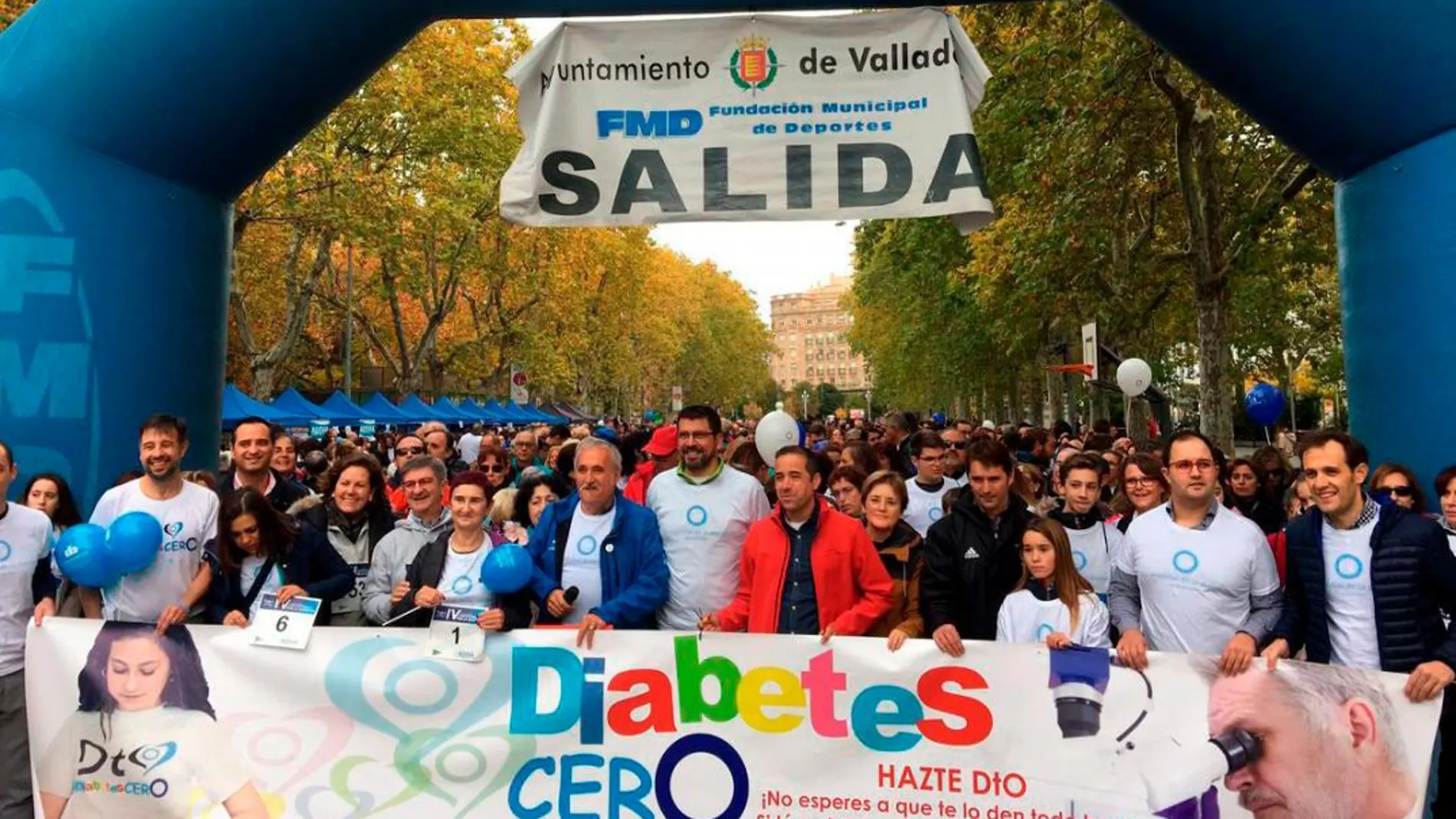 Inicio de la IV Marcha Solidaria por la Diabetes en Valladolid, con el concejal Alberto Bustos, participantes y miembros de Adiva
