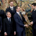 Felipe VI recibe el trofeo de la Copa del Rey de baloncesto de manos del capitán del Real Madrid, Felipe Reyes, en presencia del presidente del club, Florentino Pérez