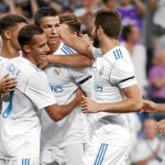 Los jugadores del Madrid abrazan a Cristiano tras su gol de anoche