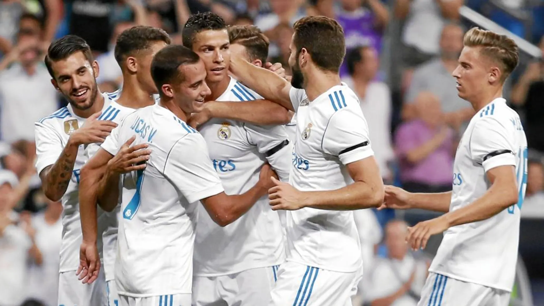 Los jugadores del Madrid abrazan a Cristiano tras su gol de anoche