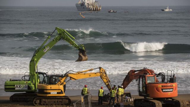 Marea, el cable submarino de fibra óptica construido por Facebook y Microsoft para unir ambos lados del Atlántico y que será operado por Telxius (Telefónica), es amarrado hoy en la playa de Arrietara, en Sopelana