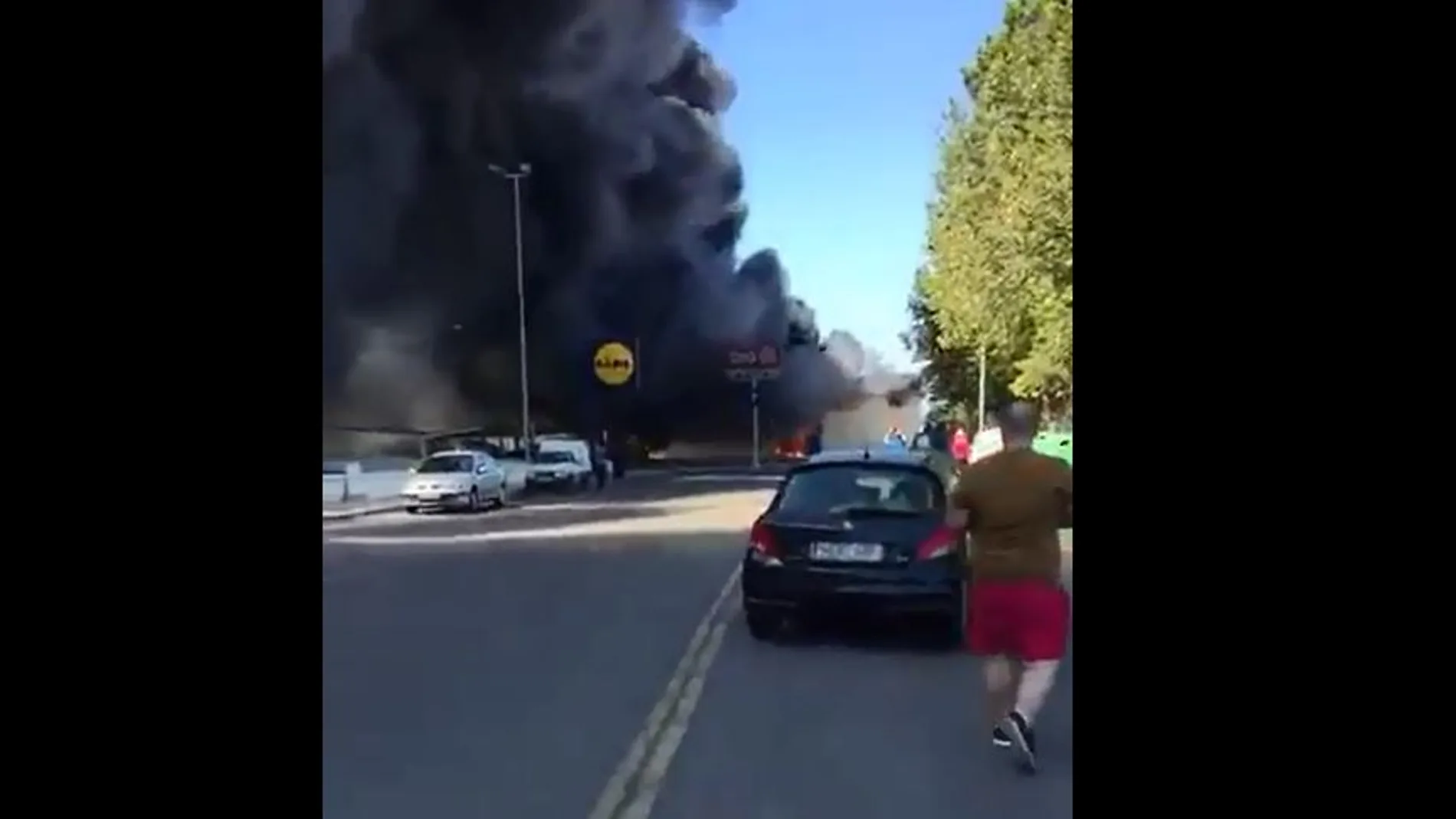 Imagen de la cortina de humo generada por el incendio