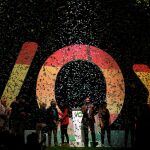 El líder de Vox, Santiago Abascal, recibe el aplauso de los asistentes tras uno de sus mítines