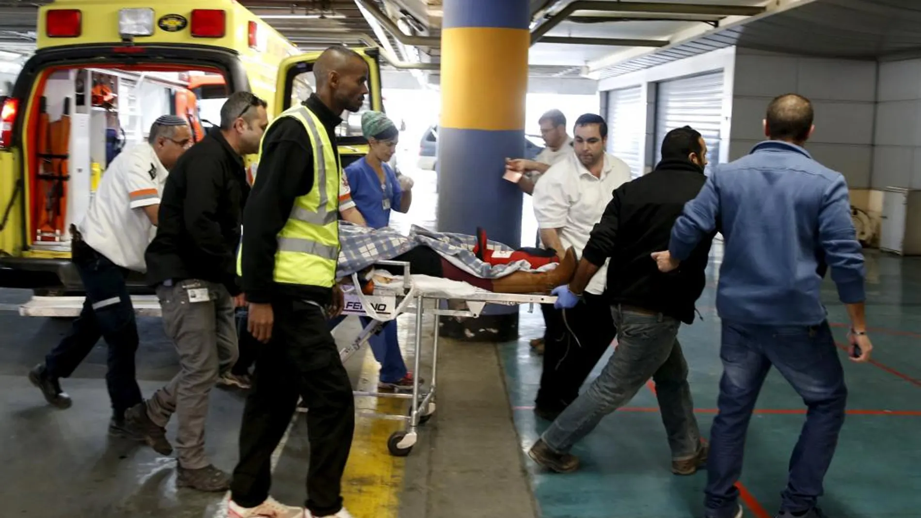 Los servicios de emergencia trasladan a la joven israelí al hospital, donde falleció