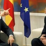 Mariano Rajoy (d), junto al nuevo primer ministro italiano, Enrico Letta (i), durante la reunión que han mantenido esta tarde en Moncloa.