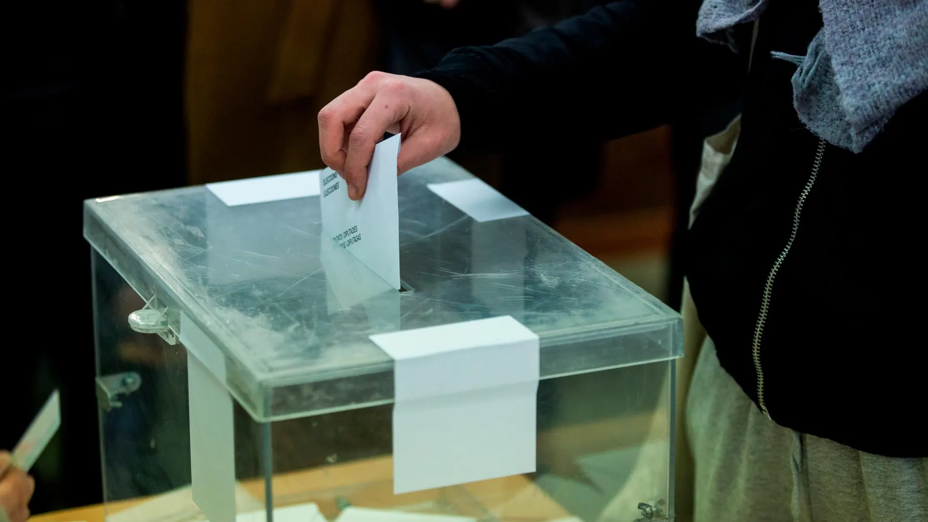 Un ciudadano deposita su voto en una urna