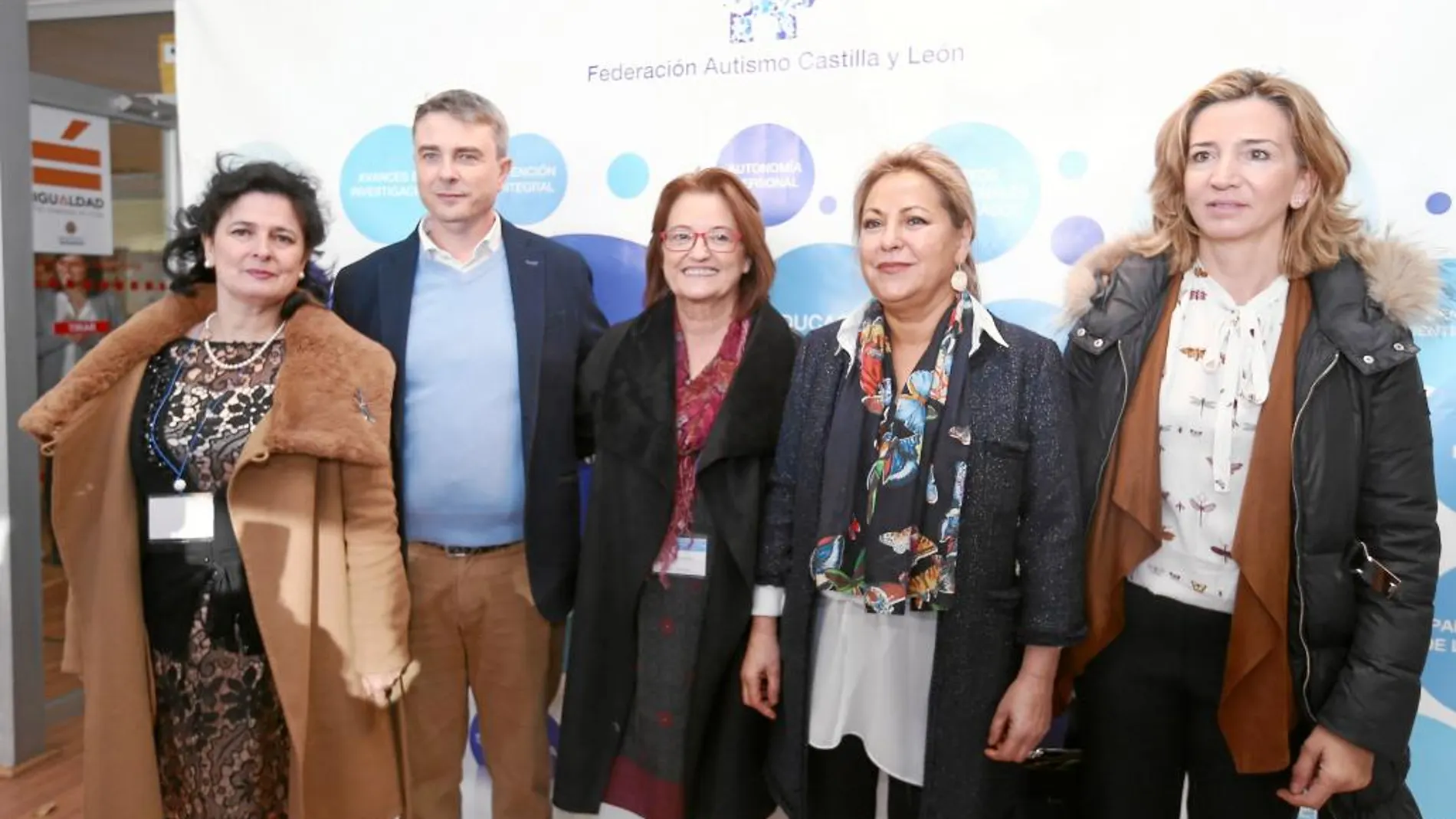 Foto de familia de las consejeras Rosa Valdeón y Alicia García con los representantes de las asociaciones de padres de afectados por autismo, Miguel Ángel Casas, Simona Palacios y Concepción Galán