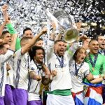 Los jugadores del Real Madrid levantan la copa de Europa