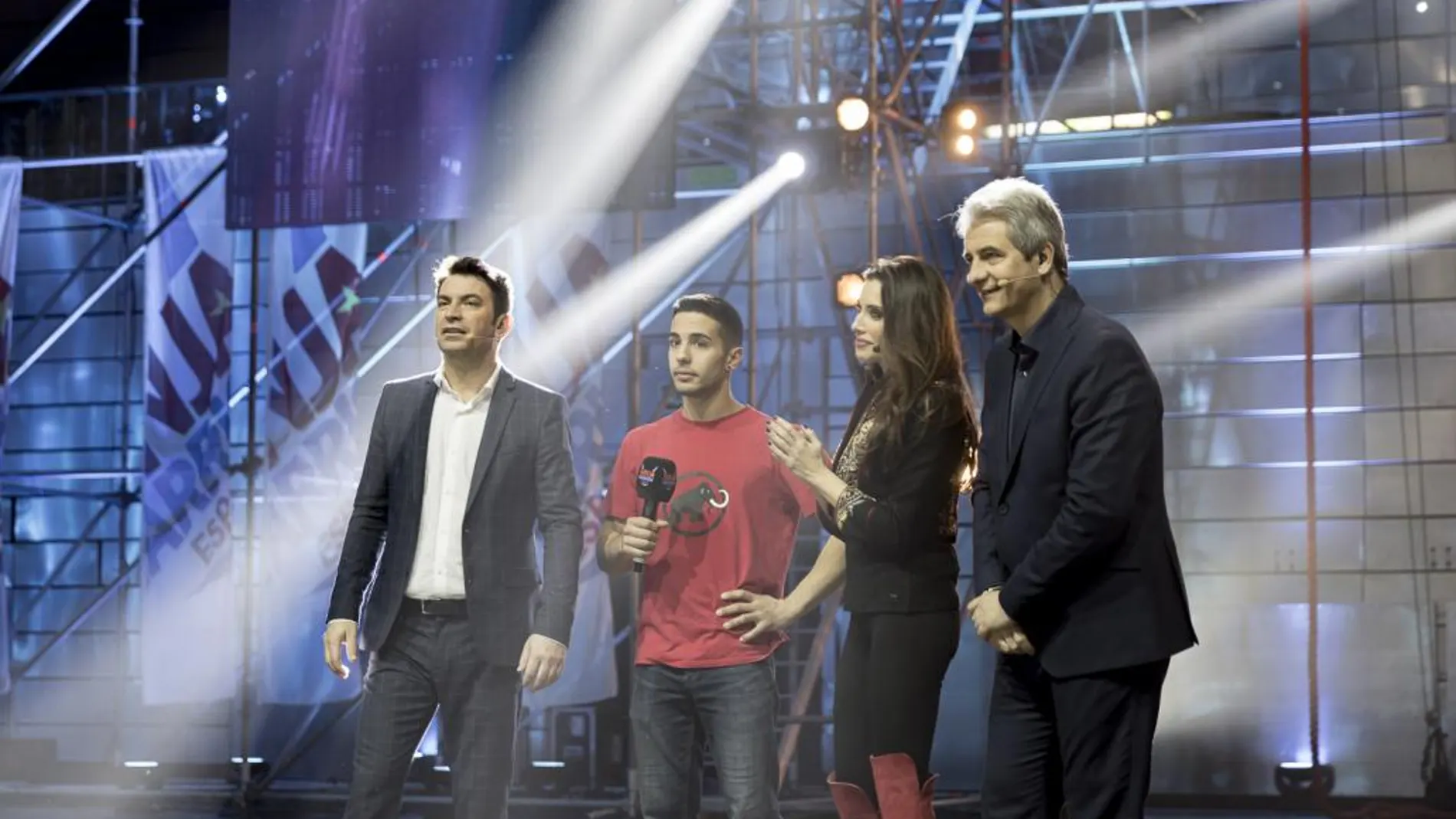 Los presentadores de Ninja Warrior junto con el ganador, Sergio Verdasco