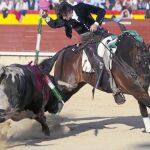 Diego Ventura montando a Nazarí durante el tercio de banderillas, ayer, en Castellón