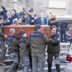 Ayer por la tarde se celebró el funeral por los dos agentes rurales fallecidos el pasado sábado por los disparos de un cazador en la iglesia de Sant Llorenç de Lleida.