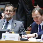 El presidente español, Mariano Rajoy (i), y el primer ministro sueco, Stefan Lofven (d), en la cumbre del Consejo Europeo