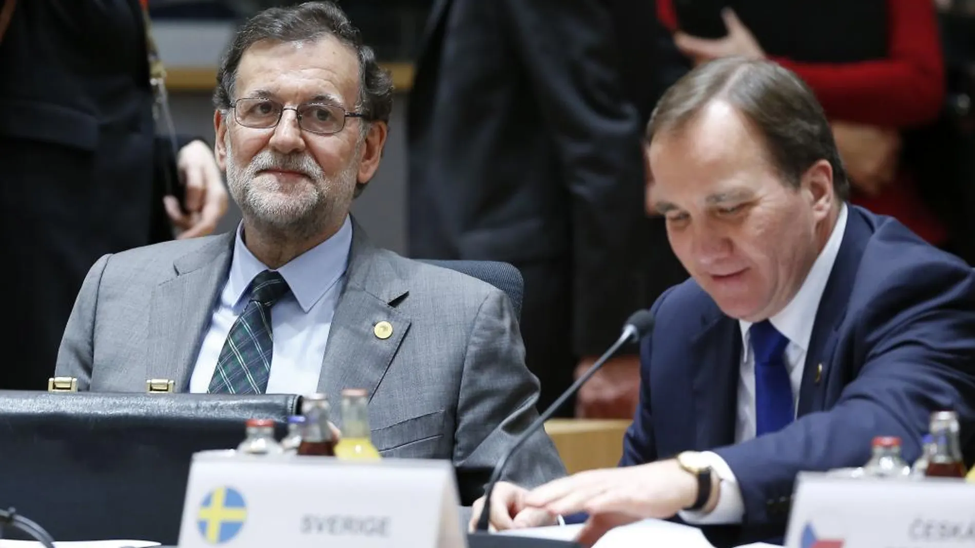 El presidente español, Mariano Rajoy (i), y el primer ministro sueco, Stefan Lofven (d), en la cumbre del Consejo Europeo