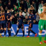 Los jugadores del Valencia celebran el gol del empate ante el Betis anotado por Gameiro / Reuters