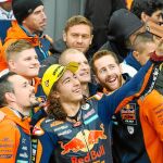 Can Öncü se hizo un selfie junto a parte de su equipo después de la primera victoria de su vida deportiva / MotoGP