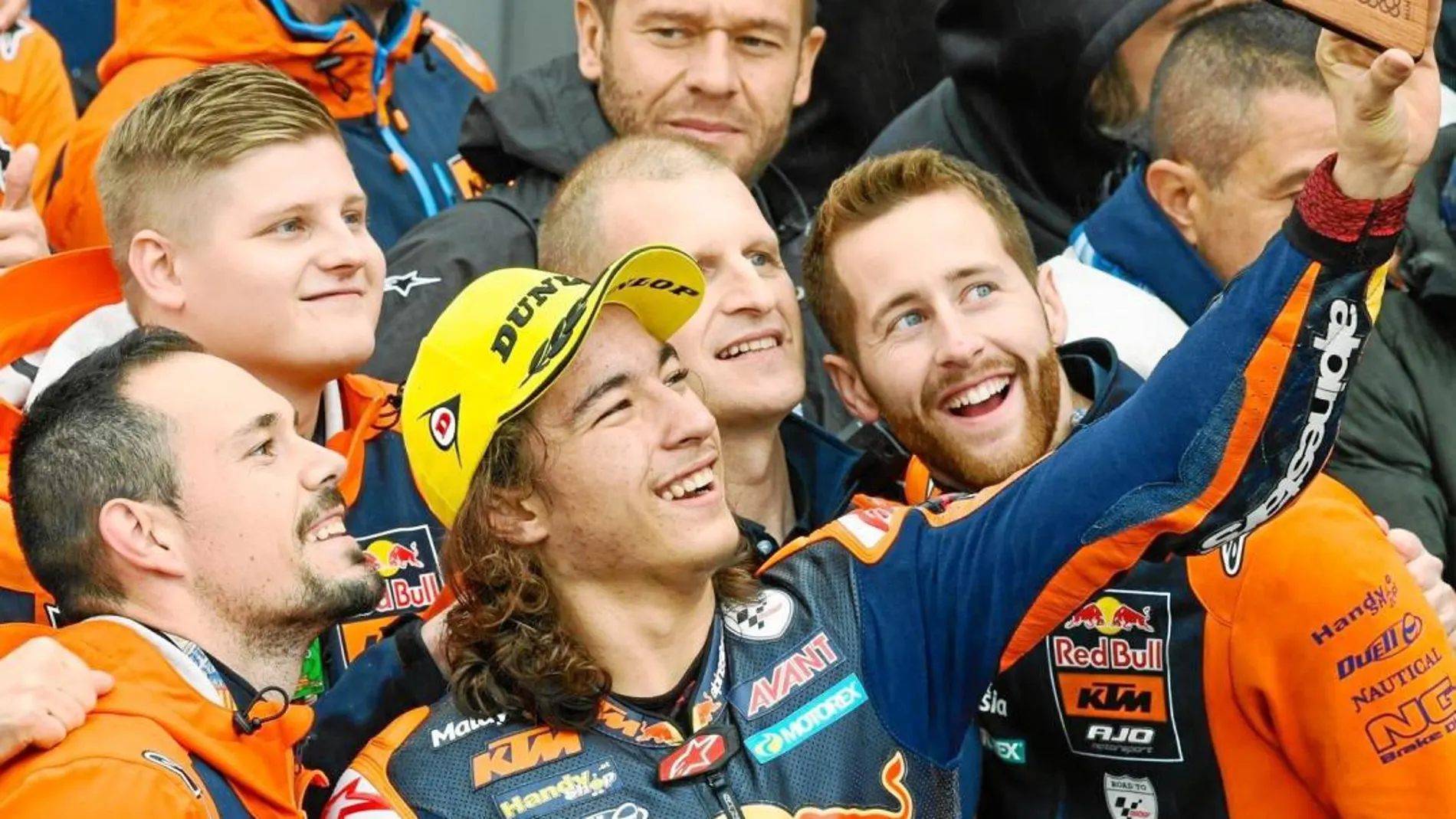 Can Öncü se hizo un selfie junto a parte de su equipo después de la primera victoria de su vida deportiva / MotoGP
