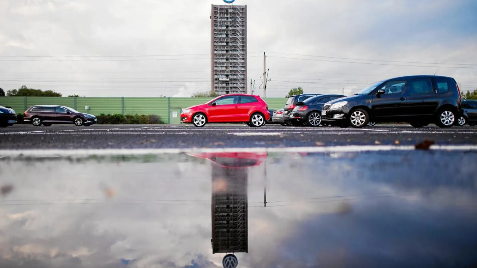 Diferentes automóviles de la marca estacionados el pasado miércoles en la planta de Wolfsburgo, Baja Sajonia, sede de Volkswagen