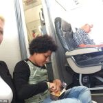 Paula Taylor, junto a su hija, viajando en el suelo / Facebook