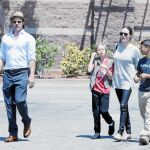 Brad Pitt y Angelina Jolie en Los Ángeles junto a dos de sus seis hijos, Shiloh y Pax Thien