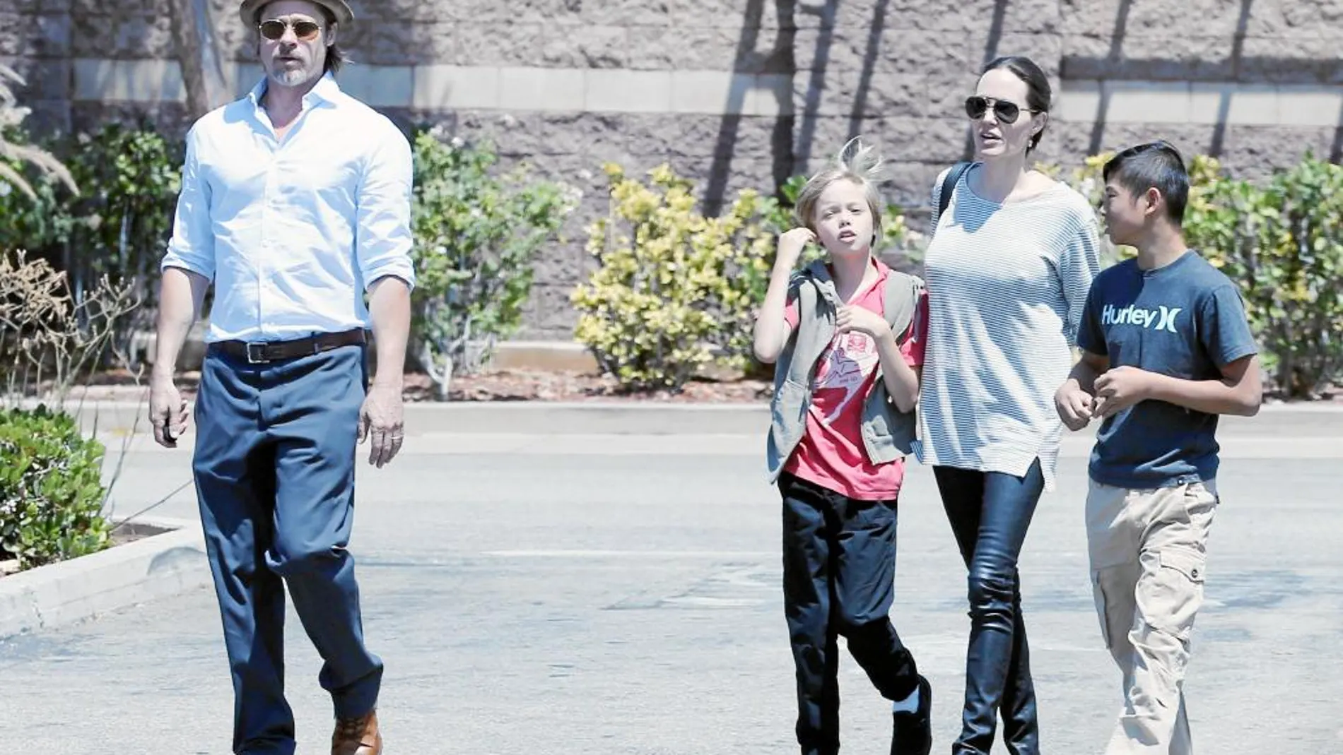 Brad Pitt y Angelina Jolie en Los Ángeles junto a dos de sus seis hijos, Shiloh y Pax Thien